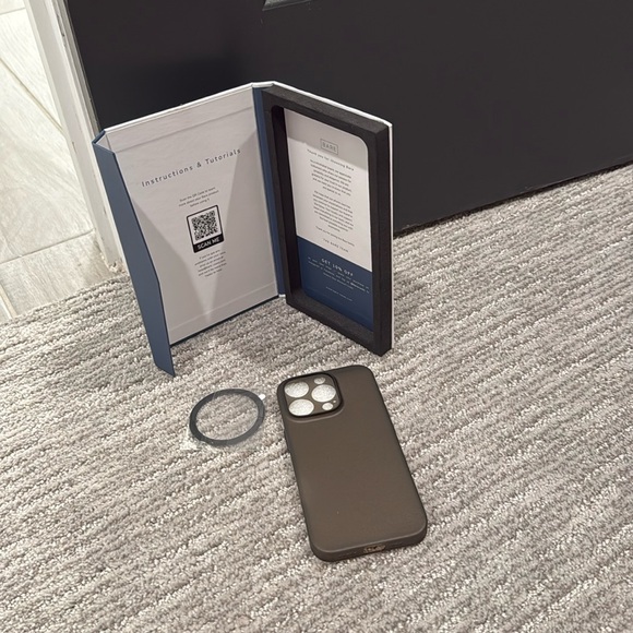 ⭐️ Sale ⭐️ open box NEW iPhone 16 PRO (6.3”) BARE minimalist phone case - Picture 3 of 10